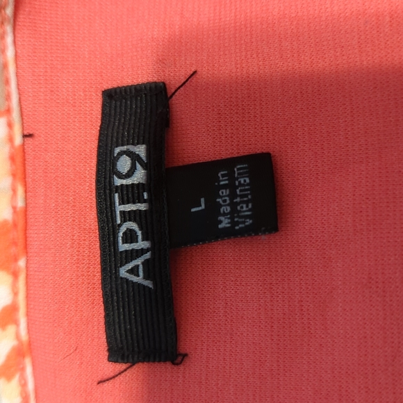 Pink dress with floral accents - Picture 2 of 4